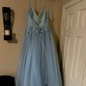 Prom already passed, I don’t need it anymore it’s in new condition.